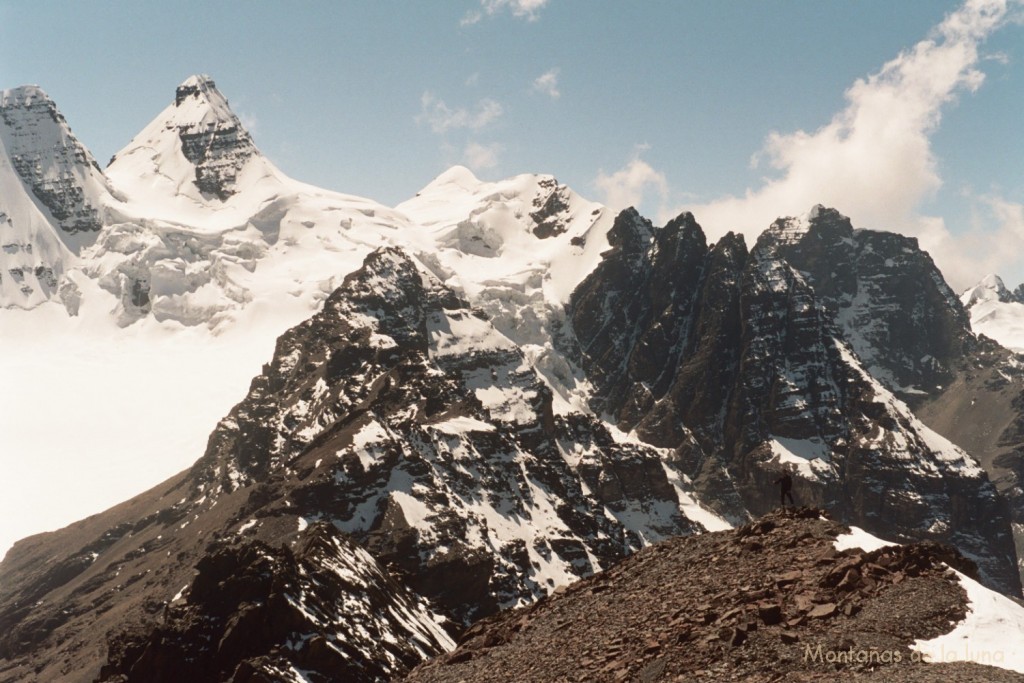 Vistas desde la cima del Pico Austria, la izquierda Cabeza de Cóndor y su Ala Derecha en el centro, Wyoming detrás a la derecha y Pequeño Alpamayo al fondo derecha